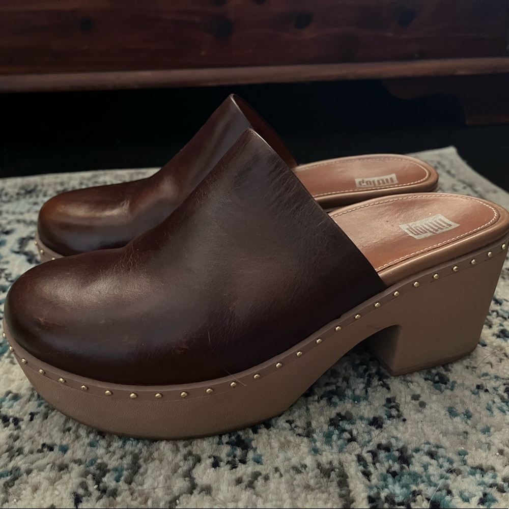 Cute brown platform Fitflop clogs. Comfortable and can be dressed up or casual!
